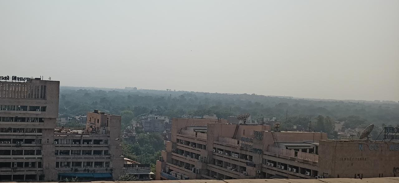 Delhi suffocates as air pollution reaches dangerously high levels due to dense smog, AQI stands at 461