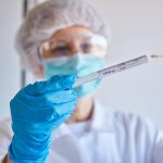 Omicron में ज्यादा गंभीर हो सकती हैं स्थिति